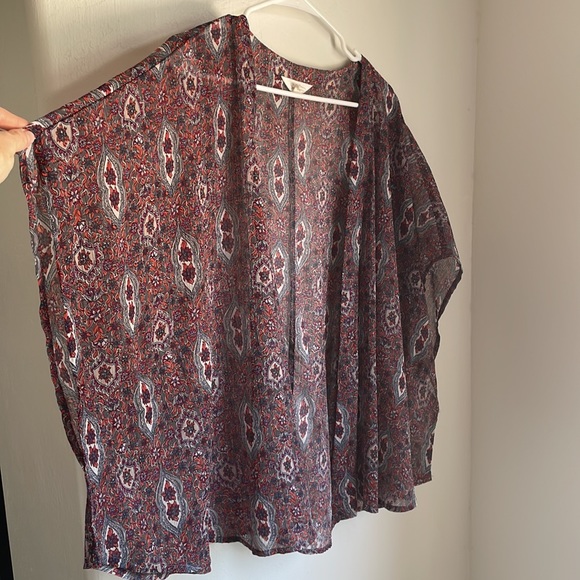 Maternity layering top. Extremely light weight and only worn a few times! - Picture 3 of 4